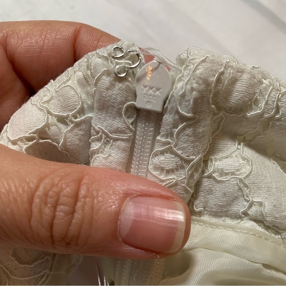 Express cream colored lace shorts. Size 4. - Picture 11 of 11